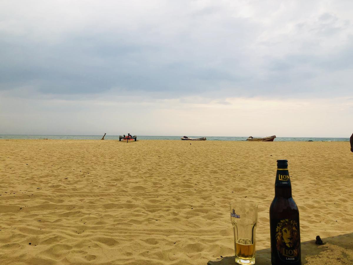 Lanka Beach Hotel Ettukala Bagian luar foto